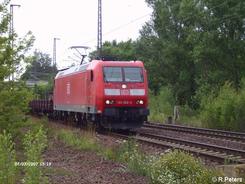 185 008-0 zieht auf dem S�dlichen Berliner Aussenring (BAR) bei Ahrensdorf ein gemischten G�terzug. 07.07.07