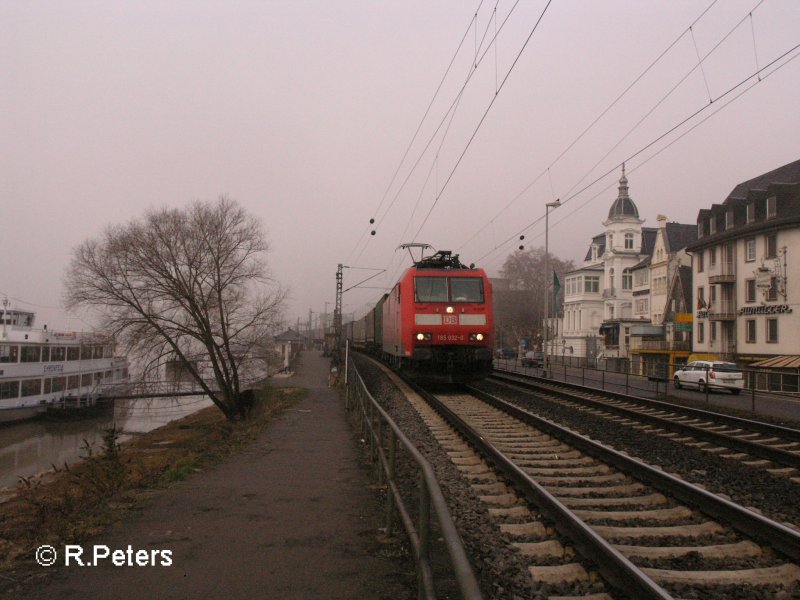 185 032-0 zieht ein Containerzug durch R�desheim an dem Rhein. 14.02.08