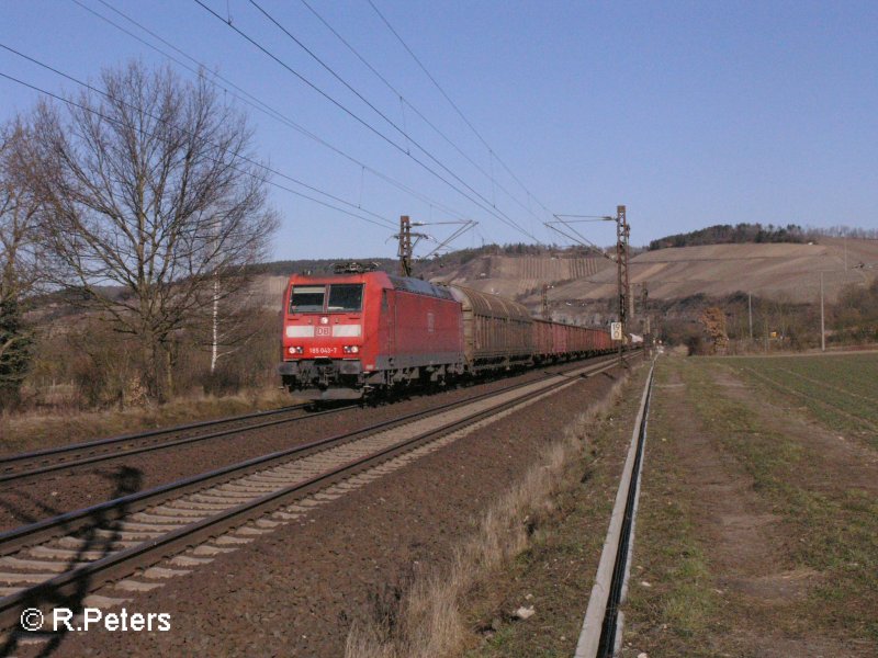 185 043-7 zieht bei Himmelstadt ein gemischten G�terzug. 16.02.08