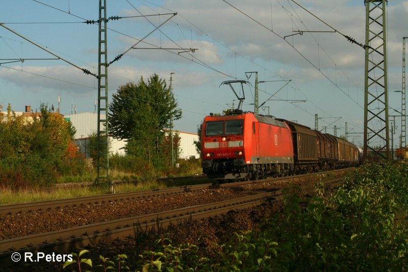 185 043-7 zieht ein Gemischten G�terzug durch Obertraubling. 13.09.07