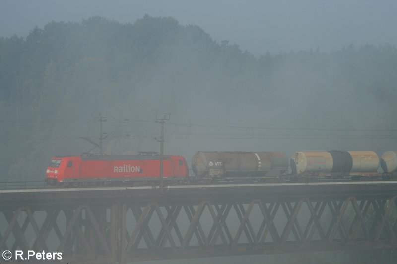 185 176-5 �berquert die Br�cke bei Beratzhausen mit ein gemischten G�terzug. 21.09.07