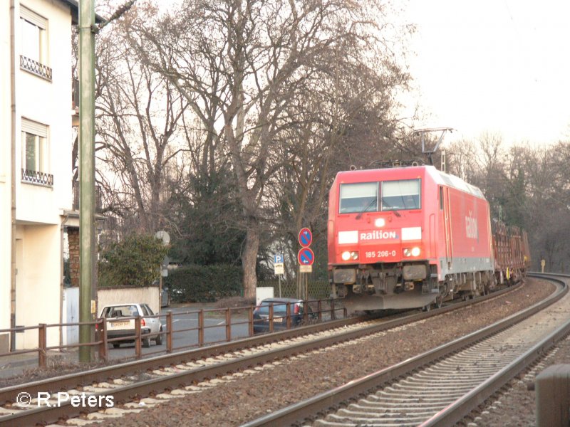 185 206-0 f�hrt mit ein gemischten G�terzug durch R�desheim an dem Rhein. 12.02.08