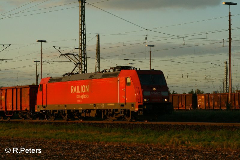 185 261-5 zieht ein gemischten G�terzug an Regensburg Ost vorbei. 13.09.07