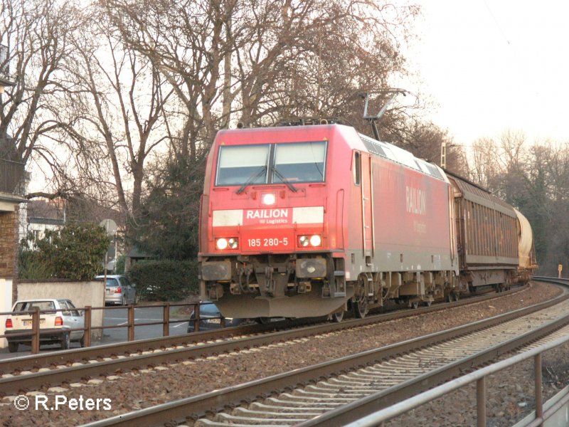 185 280-5 f�hrt mit ein gemischten G�terzug in R�desheim an dem Rhein ein. 12.02.08