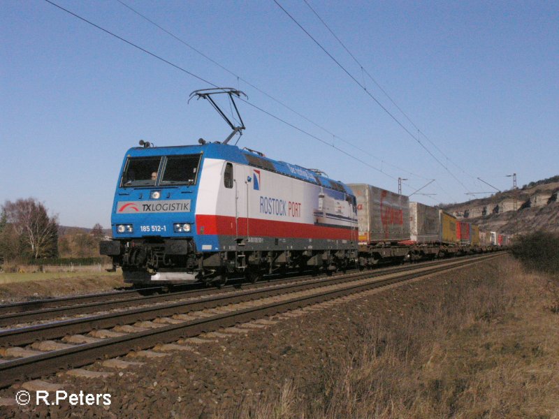 185 512 zieht bei Th�ngersheim ein Containerzug. 16.02.08