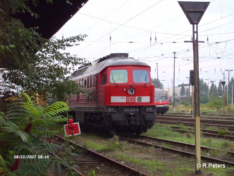 232 223-8 steht in Eisenh�ttenstadt mit ein Bauzug. 22.08.07