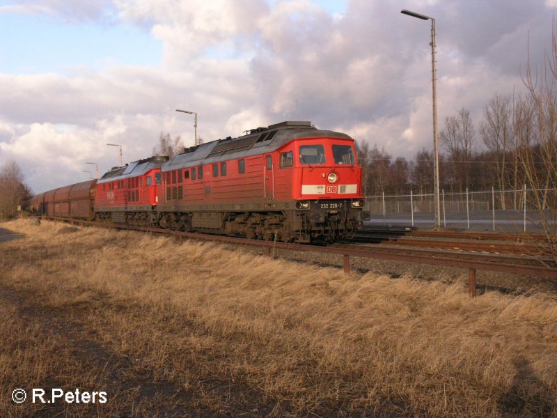 232 228-7 und eine 233 ziehen ein Kohlezug durch Wiesau/Oberpfalz nach S�den. 22.01.08