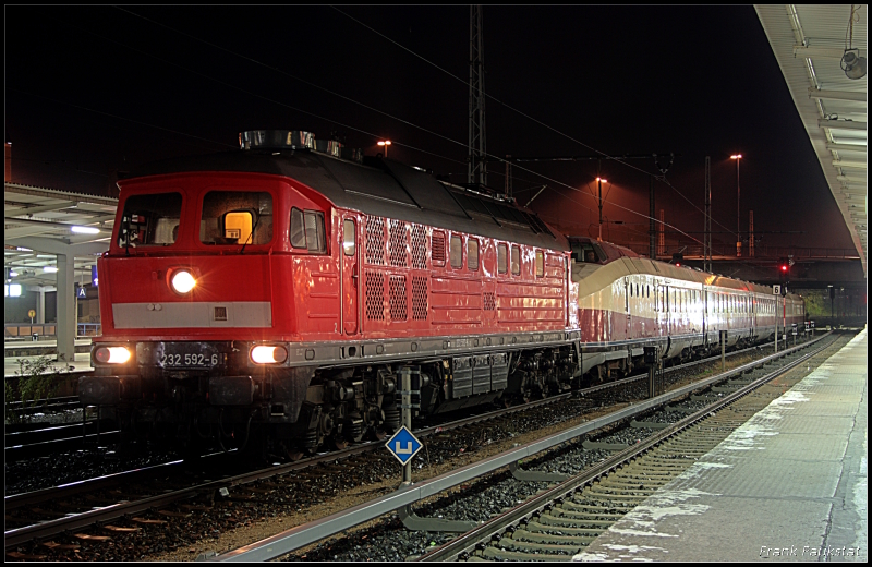 232 592-6 �berf�hrt einen VT 18.16 der anschlie�end ins S-Bw gehen soll (N�chtliches in Berlin Lichtenberg 08.10.2009)
<br><br>
Update: 05/2015 in Oberhausen z
