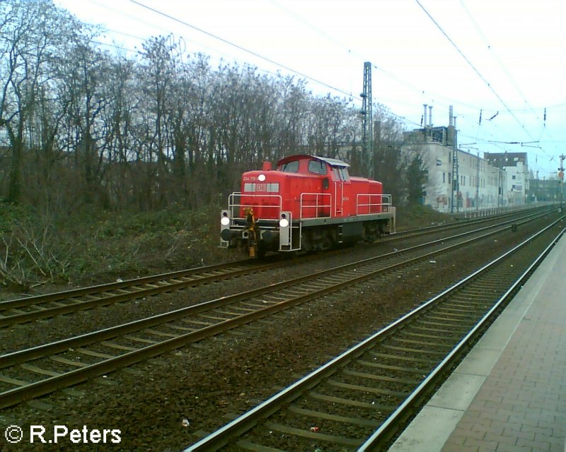 294 715 rollt solo an der S-Bahn Station D�sseldorf-V�lklingerstrasse in Richtung Hafen vorbei. 06.01.06