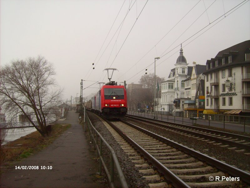 482 042-9 und eine Schwester Maschine durchfahren R�desheim an dem Rhein mit ein Autotransportzug. 14.02.08