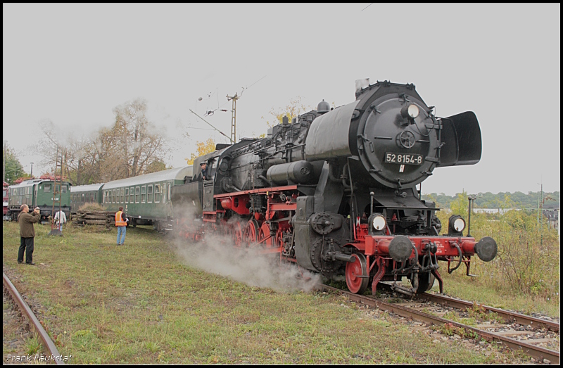 52 8154-8 des Eisenbahnmuseum EMBB Leipzig e.V. zu Gast im Bw (Eisenbahnfest des TEV zum Weimarer Zwiebelmarkt, Weimar 10.10.2009)