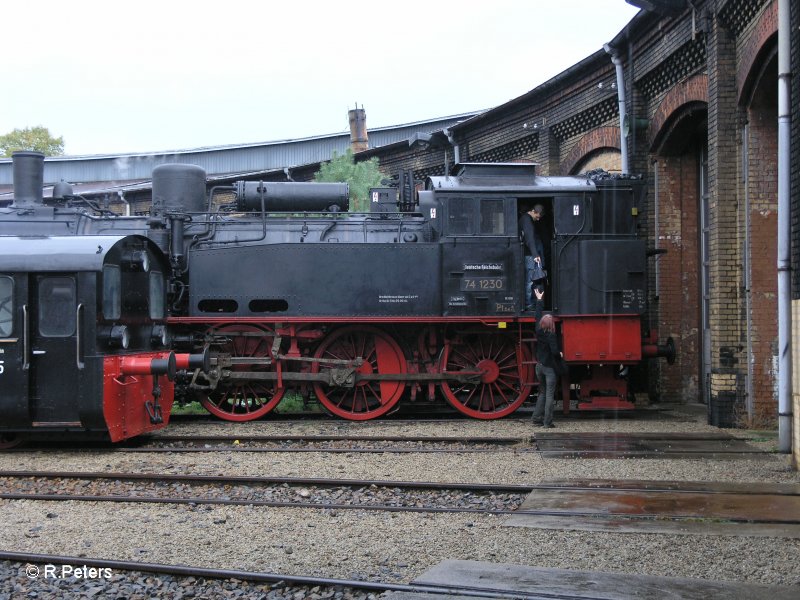 74 1230 steht mit K�f 4625 vorm Ringlokschuppen. 28.09.07