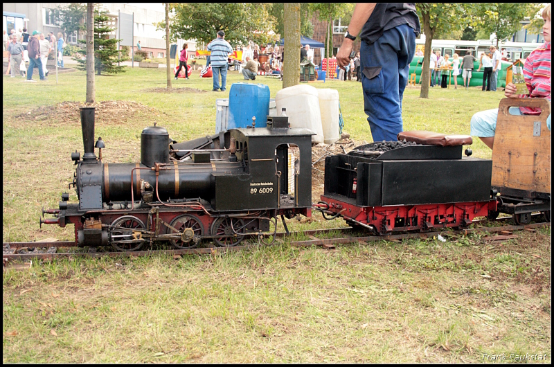 89 6009 hat ein reales Vorbild und wird ebenfalls mit Dampf betrieben. Jung und Junggebliebene konnten auf dem Gel�nde eine kleine Runde drehen (80 Jahre Werk Dessau, Dessau-S�d 12.09.2009)