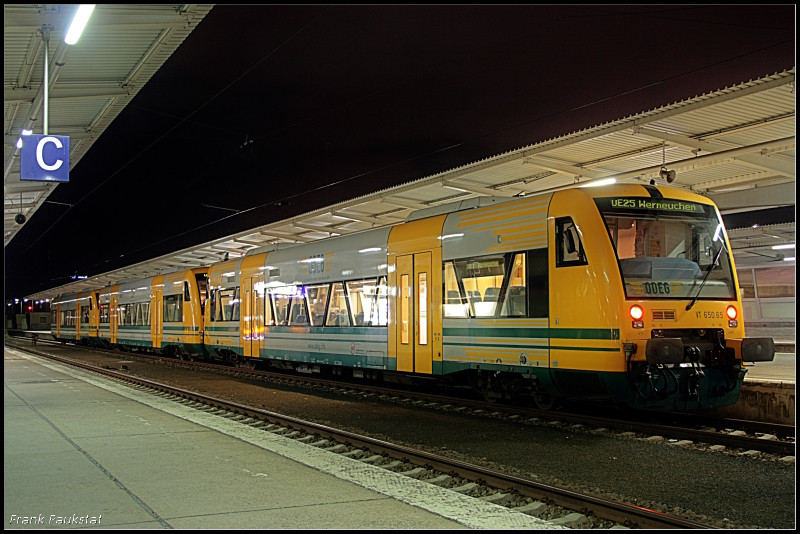 Als Dreifachtraktion kam der Zug, als Doppeltraktion f�hrt ODEG VT 650.65 / 650 065 als OE25 Werneuchen zur�ck (N�chtliches in Berlin Lichtenberg 07.10.2009)
