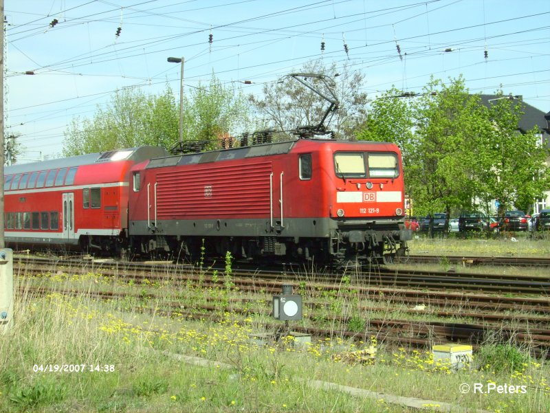 Am 19.04.07 schiebt 112 121-9 den RE1 Magdeburg in den Bahnhof Eisenh�ttenstadt.