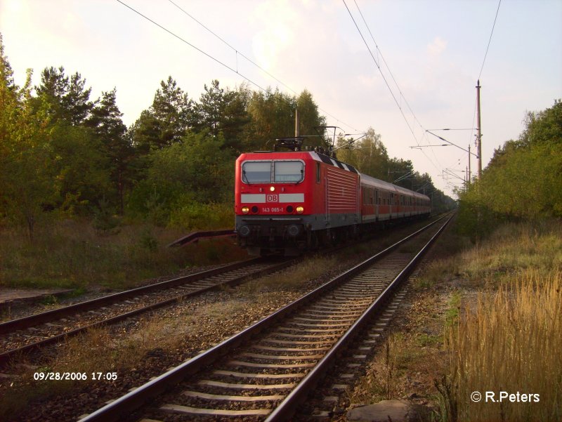 Am Abend des 28.09.06 zieht 143 065-1 den RB11 Cottbus bei ex HP Vogelsang und erreicht gleich Eisenh�ttenstadt. 