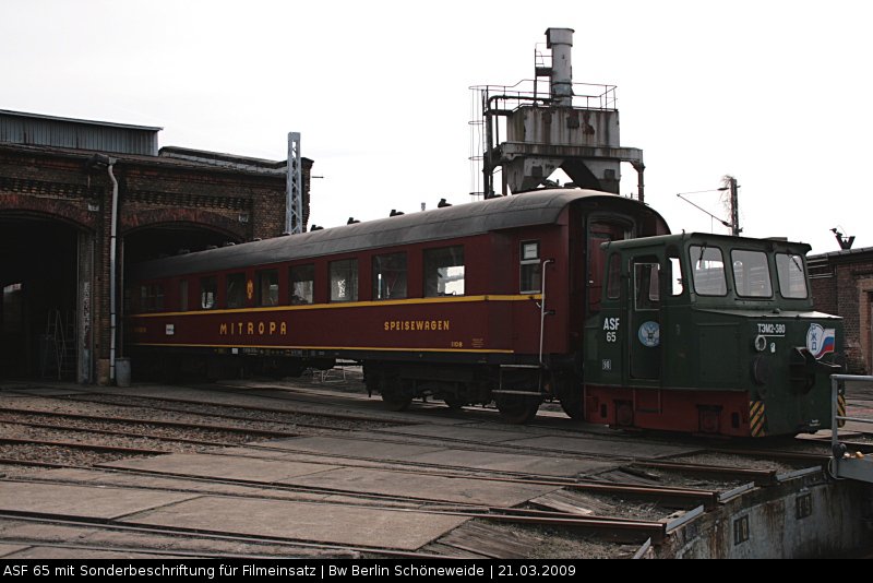 ASF 65 mit kyrillischer Beschriftung fr einen Filmeinsatz. Seitdem ist das Fahrzeug in dem Zustand verblieben (Bw Berlin Schneweide, 21.03.2009).