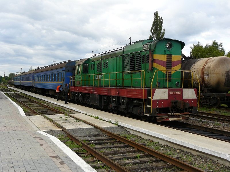 ChME3-5068 abfahrt bereit mit Nahverkerszug in Hlyboka 08-09-2007.