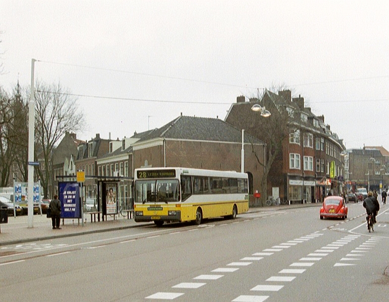 Connexxion Mercedes Bus noch in Gelbe Lackierung. Korevaarstraat Leiden Dezember 2003.