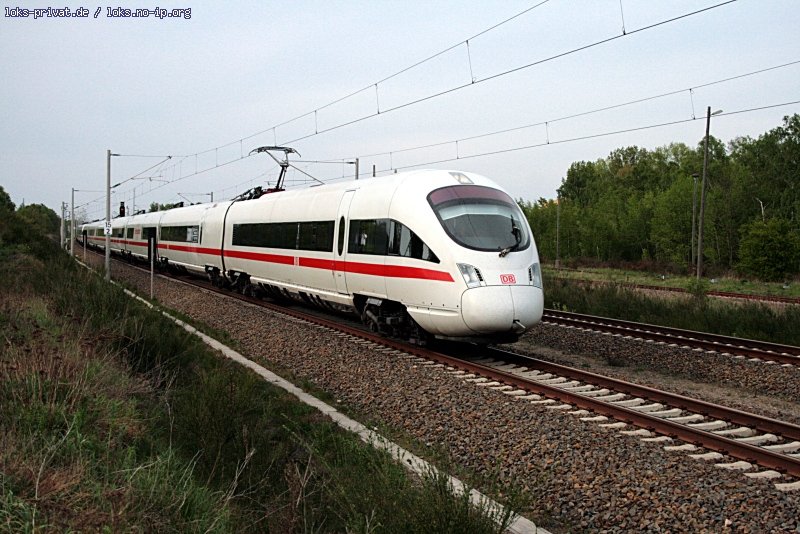 Da es immer wolkiger und auch das Licht schlechter wurde, mussten einige Testaufnahmen gemacht werden. So kam 411 055-7 auf den Speicherschip (Ahrensfelde, 26.04.2009).