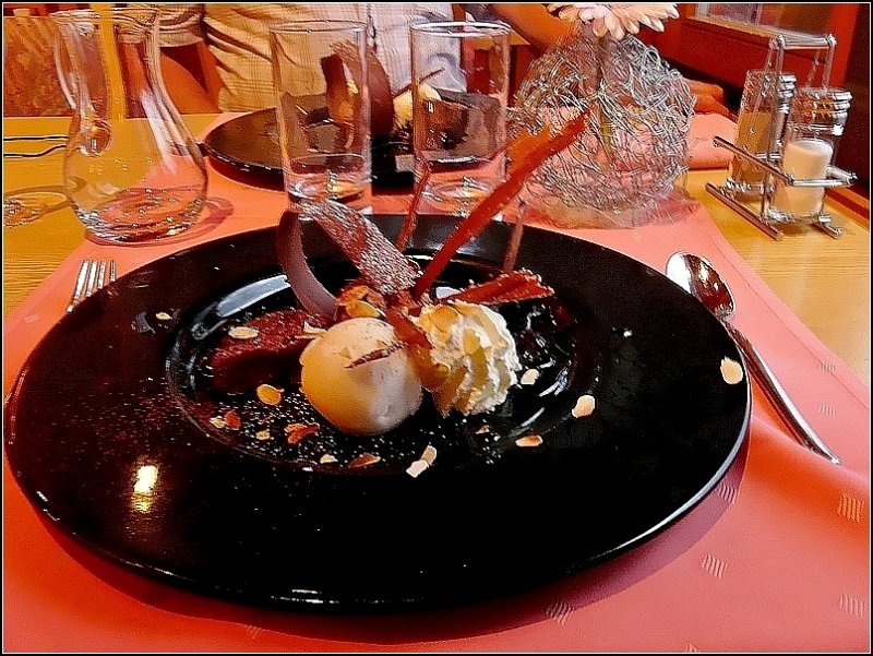 Das 1. August Dessert im H�tel Bellevue in Spiez. (Jeanny)