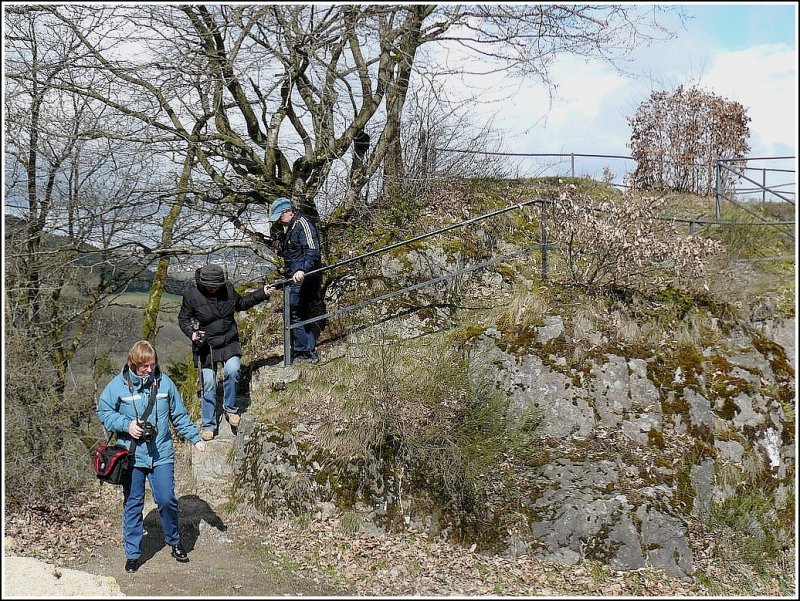 Das beschwerliche Leben der Bahnfotograf(in)en. Dem eisigen Nordwind trotzend, steigen sie am 29.03.09 vom unwegsamen Aussichtspunkt  Ierwescht Fuusslee  hinab, nachdem sie oben einige Aufnahmen gemacht haben. (Hans)