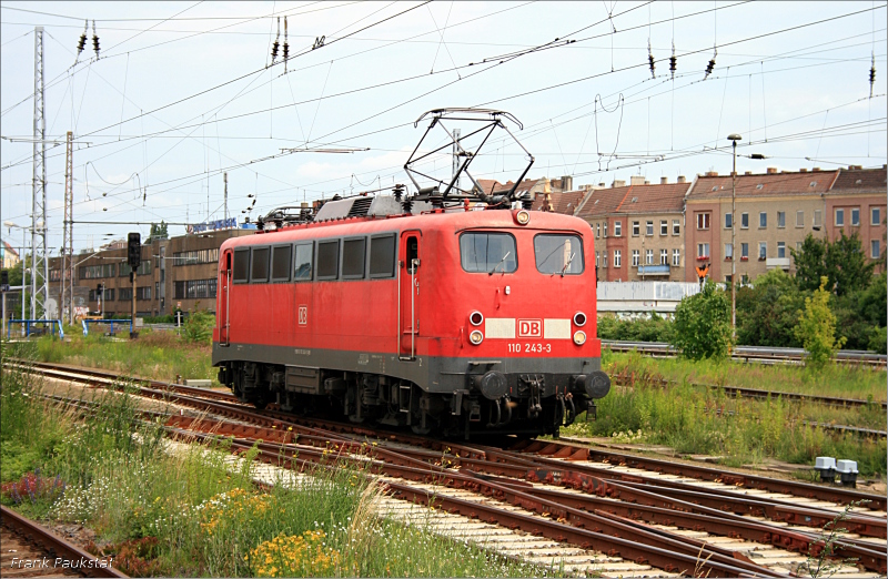 DB 110 243-3 kommt vom Nldnerplatz um den Sonderzug 43480, der im Bw bereitgestellt wurde, zu bernehmen und nach Rostock Hbf zu fahren (NVR-Nummer 9180 6 110 243-3 D-DB, DB Regio AG - RL Baden-Wrttemberg, gesehen Berlin Lichtenberg 23.06.2009 - Update: In Dortmund Bbf 28.10.2010 zA)