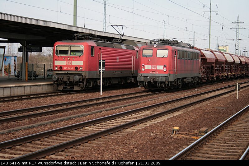 DB 143 641-9 und DB 140 782-4 (KWS/Einholmsa) geben sich ein Stelldichein in Berlin Sch�nefeld, 21.03.2009
<br><br>
Update zu 140 782: Am 18.12.2009 bei Bender verschrottet
<br>
Update zu 143 641: 2015 in Hamm Rbf z; ++ 26.11.2015 Opladen