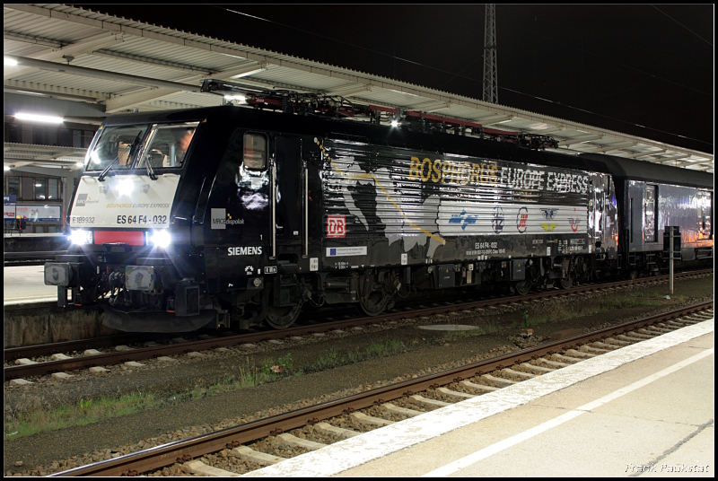 DB AutoZug ES 64 F4-032  Bosphorus Europe Express  mit dem DZ 88071 aus Basel zu mitternchtlicher Stunde wieder in Berlin angekommen (angemietet von MRCE, NVR-Nummer: 91 80 6189 932-7 D-DISPO, Class 189-VD, Nchtliches in Berlin Lichtenberg 06.10.2009)