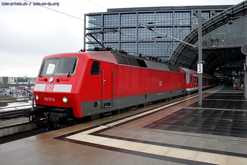 DB Fernverkehr 120 131-8 mit DZ 2718 aus Wuppertal bei schlechtem Wetter in Berlin Hauptbahnhof (16.05.2009).
<br><br>
Update: ++ 10.04.2018 bei Fa. Bender, Opladen