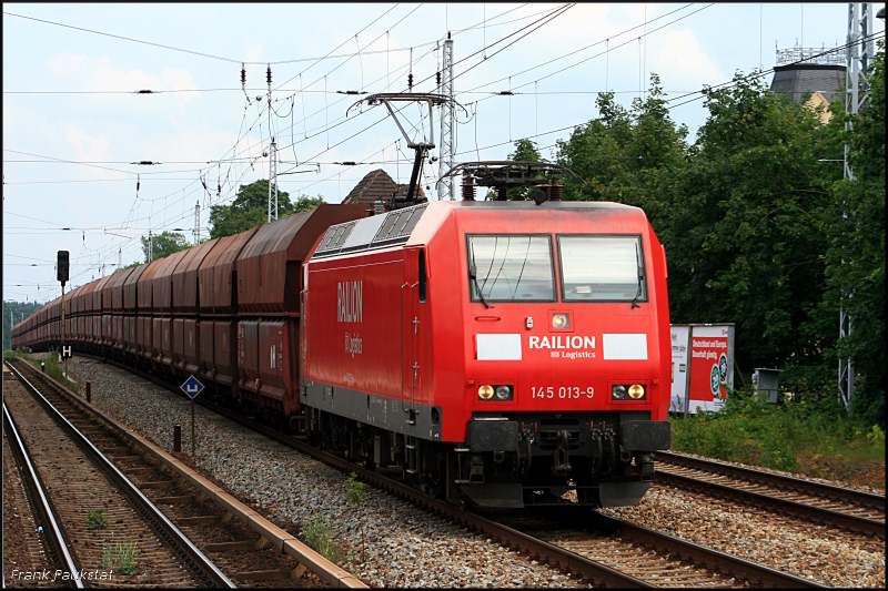 DB Schenker 145 013-9 mit Falns-Wagen in Berlin Friedrichshagen, 01.07.2009. Dies ist die zweite Besetzung der Nummer, die urspr�ngliche 145 013 wurde nach Unfall im M�rz 1999 z-gestellt