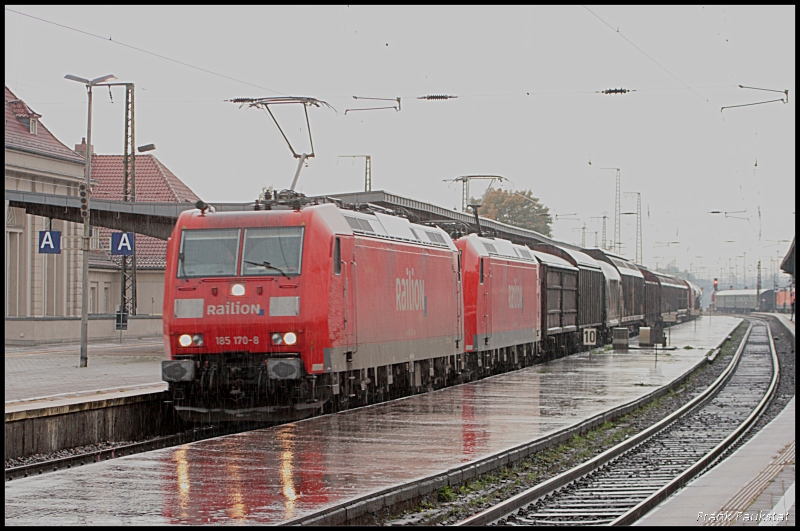 DB Schenker 185 170-8 ist mit dem Gterzug bei dem starkem Regen kaum richtig zu erkennen (Weimar 10.10.2009)