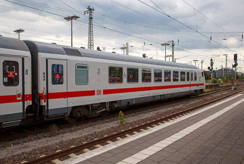 Der modernisierter klimatisierte 2. Klasse InterCity-Steuerwagen mit  Fahrrad-/Gepäckabteil D-DB 61 80 80-91 135-6 der Bauart Bpmmbdzf 286.1 (ex  ... - Hellertal.startbilder.de