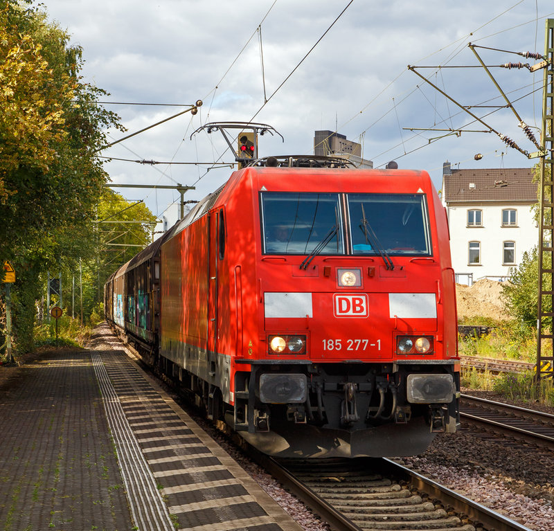 Die DB Cargo 185 277-1 (91 80 6185 277-1 D-DB) fährt am Die DB Cargo 185 277-1 (91 80 6185 277-1 D-DB) fährt am