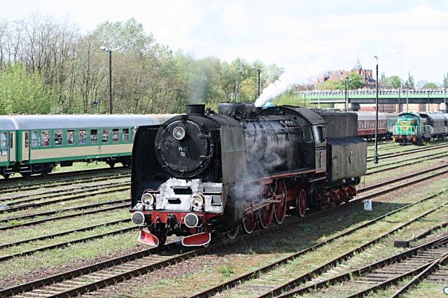 Die polnische Pt47 112 lsst mal Dampf ab auf der ersten Paradefahrt (Wolsztyn, 03.05.2008).