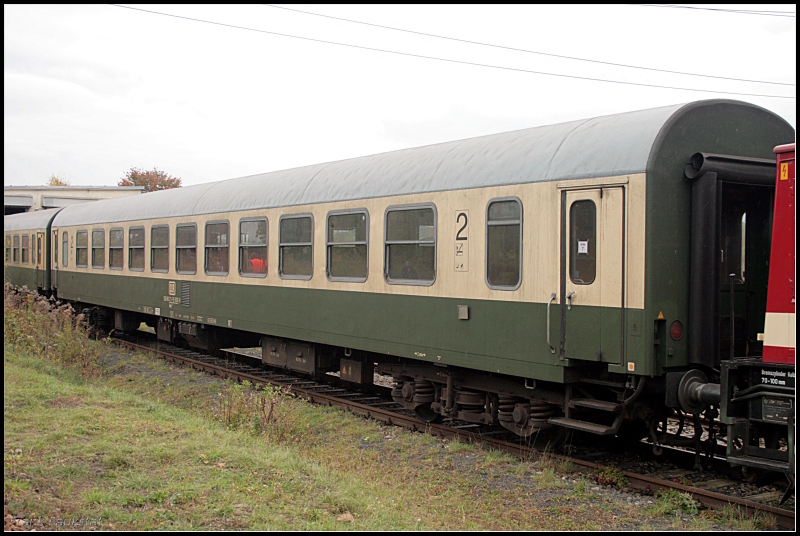 Dieser 2. Klasse Reisezugwagen 50 80 21-15 000-0 Bmp.591 wurde im Raw Halberstadt gebaut und gehrt zum Traditionszug Thringen (DB Regio AG, RB Thringen Erfurt; Weimar 10.10.2009)