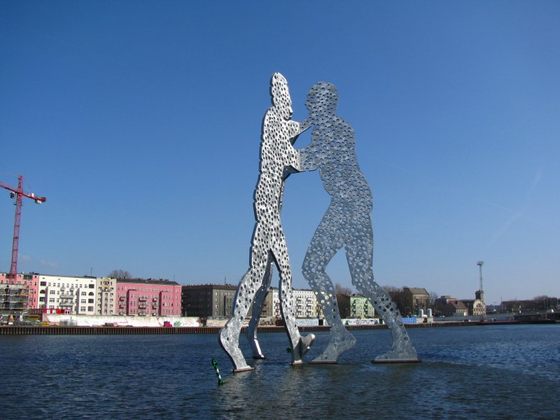 Drei durchlcherte sthlerne Menschen stehen hier in der Spree. Ich glaube, siesollten etwas symolisieren, ich weiss aber nicht mehr was. 2. April 2009