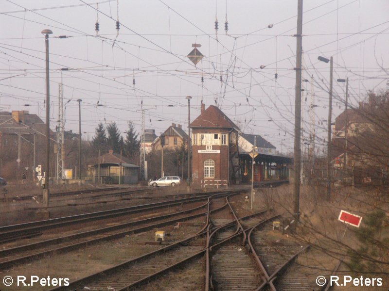 Ein Blick vom alten G�terschuppen zum Bahn�bergang mit Stellwerk udn Bahnsteig.Eisenh�ttenstadt 04.01.08