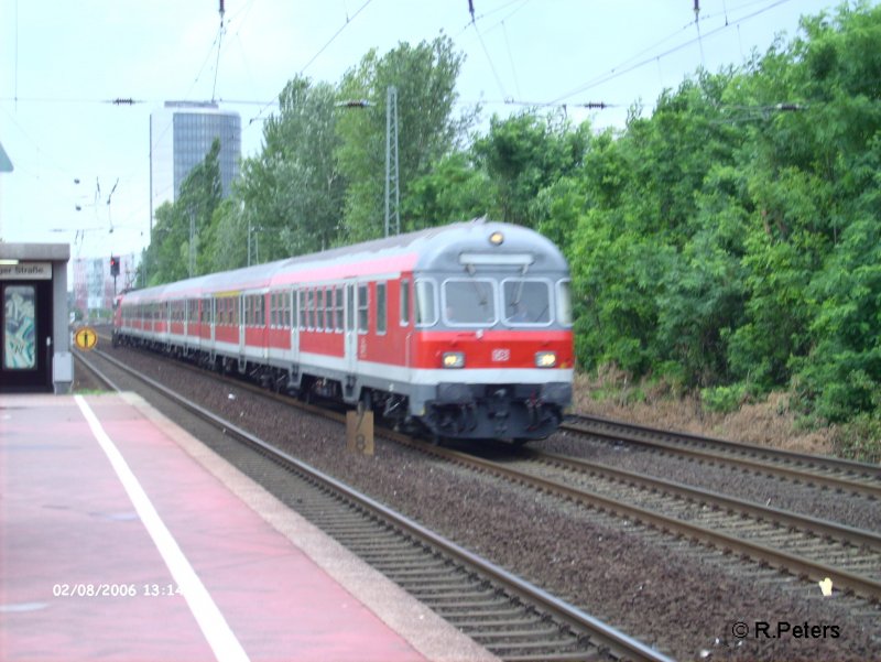 Ein RE aus Venlo f�hrt in D�sseldorf ein. D�sseldorf-V�lklingerstrasse. 02.08.06