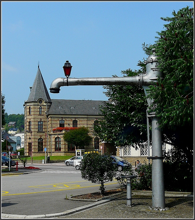 Erinnerungen in Wasserbillig. Das Geb�ude im Hintergrund ist der ehemalige  Prinz Heinrich  Bahnhof und beherbergt heute die Gemeindeverwaltung. 10.08.09 (Jeanny)
