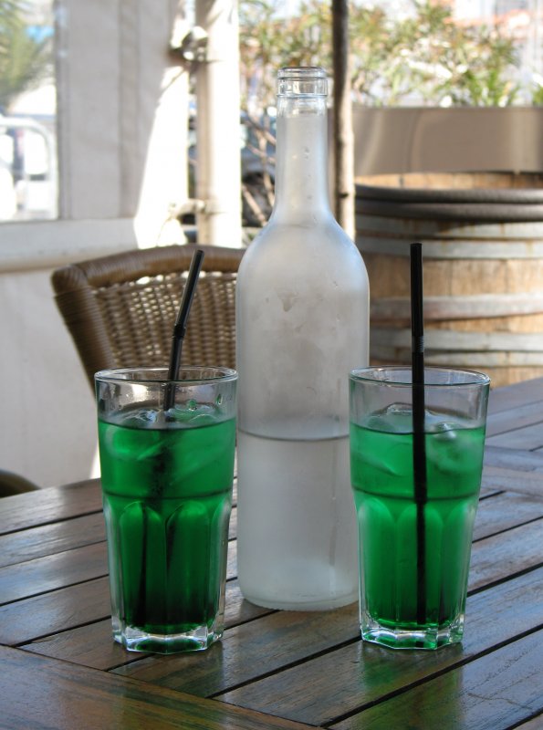 Gegen grossen Durst hilft dieses erfrischende Getr�nk:
Menthe � l'eau!
(April 2009)