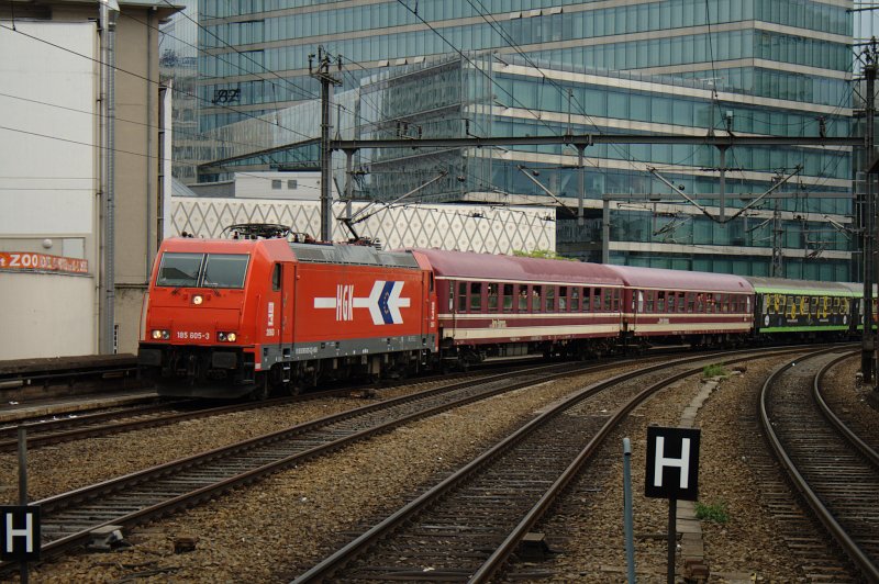 HGK 2063 / 185 605-3 bringt den nächsten Sonderzug aus Leverkusen, ebenfalls mit einem buntem Mix (NVR-Nummer: 91 80 6185 605-3 D-HGK, angemietet von ATC Antwerpen, gesichtet Berlin Zoologischer Garten 30.05.2009).