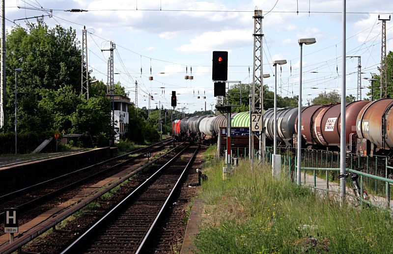 Hier sieht man schn wie in Knigs Wusterhausen gefahren wird: Der Gz musste warten bis die S-Bahn weggefahren ist, erst dann kann er von rechts kommend nach links das S-Bahngleis kreuzend weiterfahren (Knigs Wusterhausen, 14.05.2009).