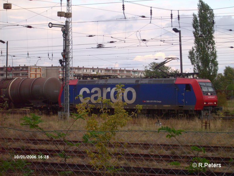 In der s�dausfahrt von Eisenh�ttenstadt muss 482 006-4 auf die Weiterfahrt warten. 01.10.06