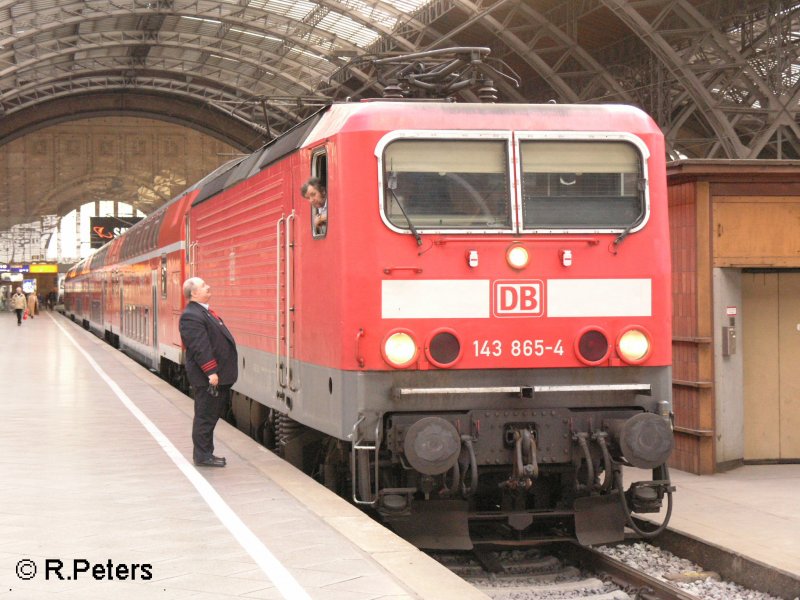 Kurzer plausch unter Kollegen bevor 143 865-4 wieder zur�ck f�hrt. Leipzig HBF 02.02.08