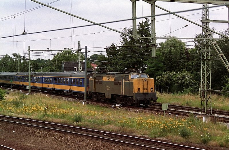 LOK 1212 met dahinten noch zwei Wagen von Typ Plan W. Boxtel 25-06-1993. Scan von Negative.