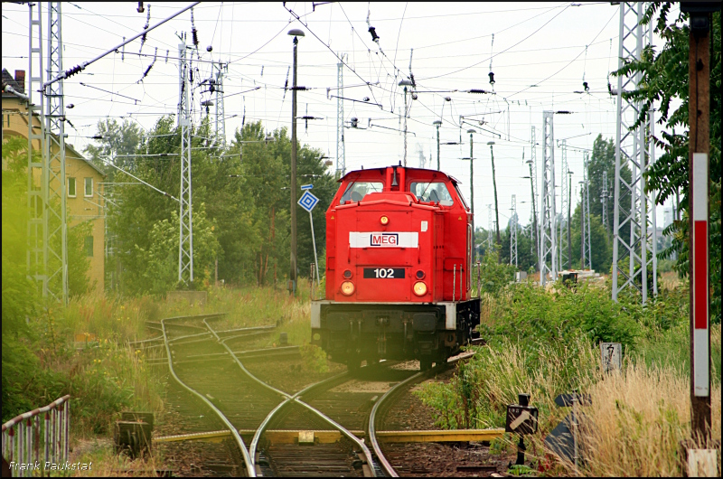 MEG 102 kommt zum Rangierbahnhof um eine Leistung zu �bernehmen. Das Bild wurde mit Tele aufgenommen und beim Ausl�sen dr�ckt der Wind einen Busch ins Bild (NVR-Nummer 92 80 1 204 761-1 D-MEG, gesehen Berlin Lichtenberg 24.06.2009)