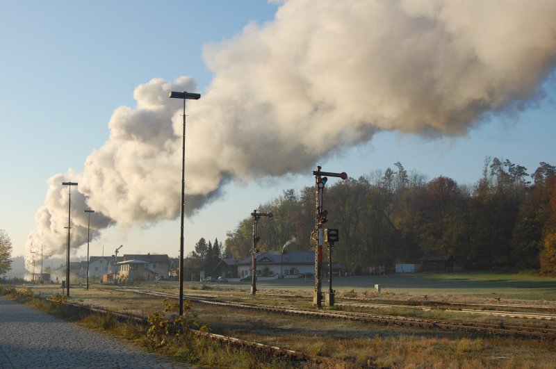 Nach der Durchfahrt der 57 2770 hielt sich die Dampfwolke noch ziemlich lange in T��ling. (18.10.2008)