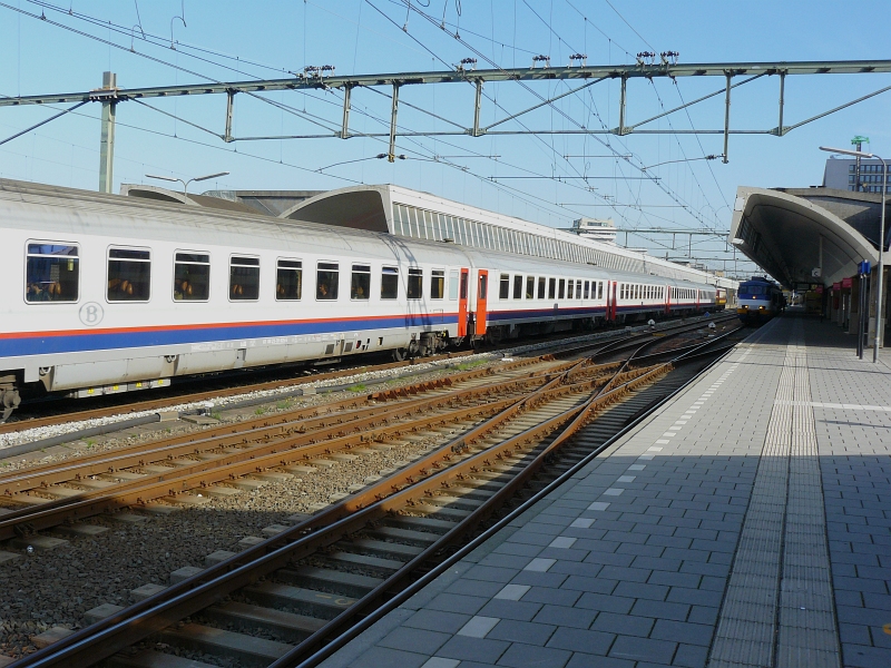 NMBS 1181 met NMBS Wagen Typ I10 als Intercity von Amsterdam nach Brussel. Fotografiert in Rotterdam Centraal Station am 28-10-2009.