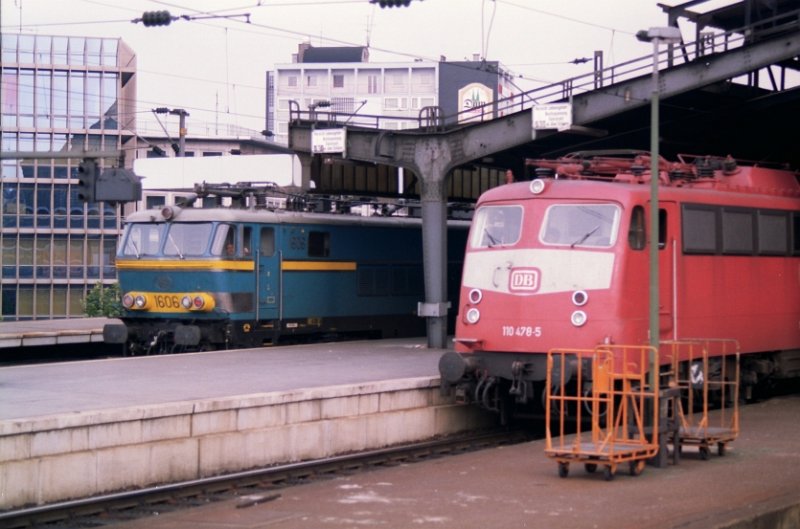 NMBS 1606 mit Zug nach Oostende neben DB-Lok 110 478-5 in K�ln Hbf am 19-08-1992.